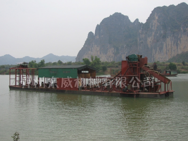链斗式淘金船